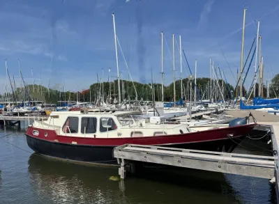 motorkotter afgemeerd in jachthaven