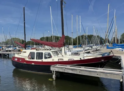 Kotter aangemeerd in jachthaven
