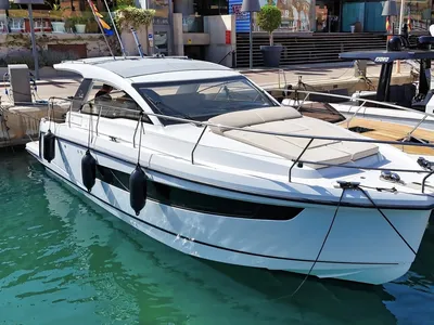 motorjacht afgemeerd in haven