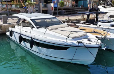 motorjacht afgemeerd in haven