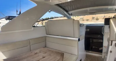 zitbank en cockpit interieur van jacht