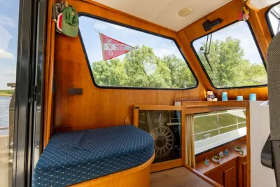 interieur stuurhuis met raam en zitplaats