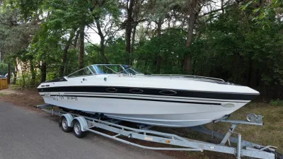 snelboot op trailer langs bosweg