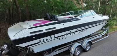 snelboot op trailer bij bosrand