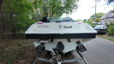 achteraanzicht speedboot op trailer
