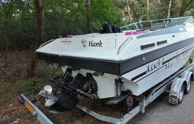 speedboot op trailer langs bosrand