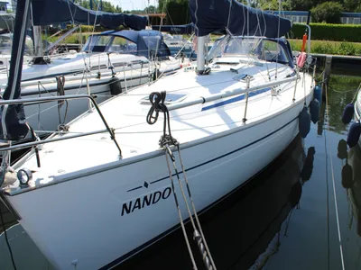 zeilboot aangemeerd in een jachthaven
