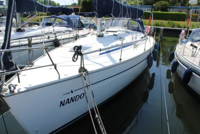 zeilboot aangemeerd in een jachthaven