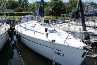 zeilboot in jachthaven, vooraanzicht