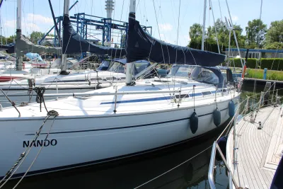 zeiljacht afgemeerd in jachthaven