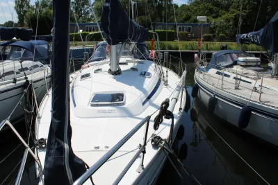 zeilboot afgemeerd in jachthaven