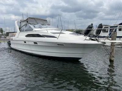 motorboot afgemeerd in jachthaven
