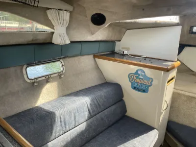 bootinterieur met zitbank en kastje