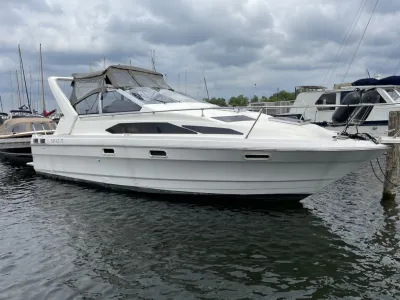wit motorjacht in haven