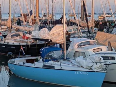 lichtblauw zeiljacht in jachthaven