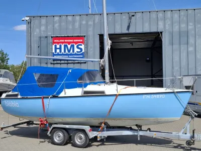 zeiljacht op trailer voor loods