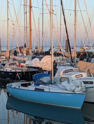 zeiljacht afgemeerd in drukke haven