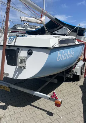 zeiljacht op trailer op parkeerterrein