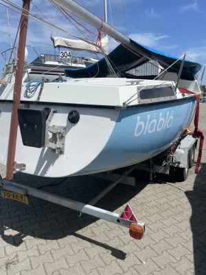 zeiljacht op trailer in buitenopslag