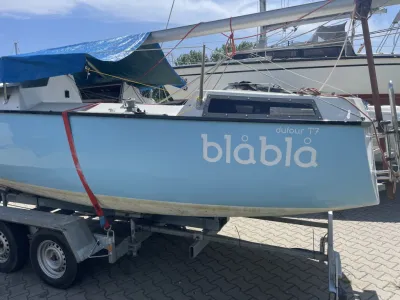 zeiljacht op trailer in jachthaven