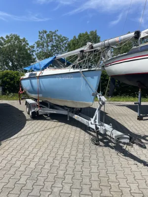 zeilboot op trailer op parkeerplaats