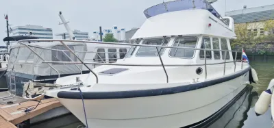 wit motorjacht in een haven