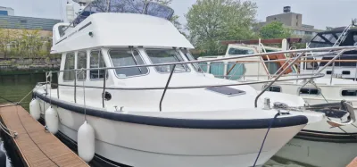 motorboot aan steiger met flybridge