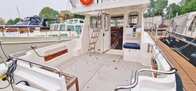 achterdek en cockpit van een motorboot