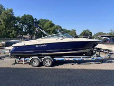 cuddy cabin boot op trailer buiten