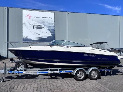 motorboot op trailer bij loods
