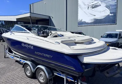 boot op trailer bij bedrijfspand