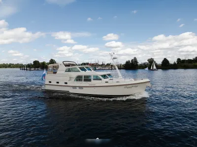 motorjacht varend op rivier