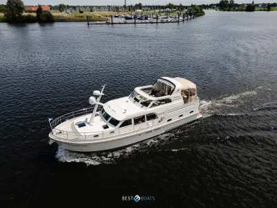 motorjacht varend op rivier