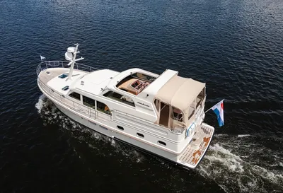 varend motorjacht op open water, luchtfoto