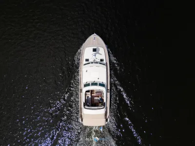 luchtfoto van motorjacht op water