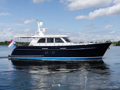 motorjacht op rustig water