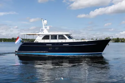 motorjacht op rustig water