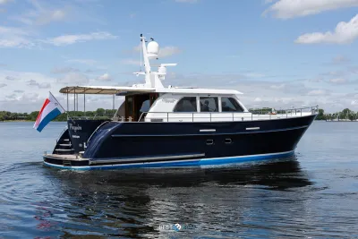 blauw motorjacht op rustig water