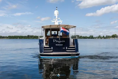 achteraanzicht van een motorjacht op het water