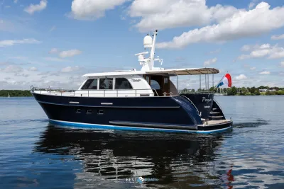motorjacht op rustig water
