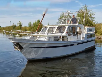 witte motorboot op rustig water