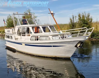 wit motorjacht op kalm water