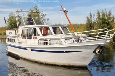 witte motorboot in vaart met achtergrond