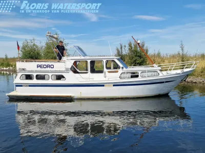 witte motorboot in rustig water