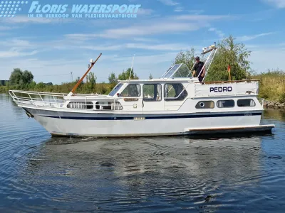 motorjacht op rustig water