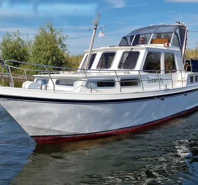 witte motorboot op rustig water