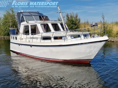 motorjacht in het water bij oever