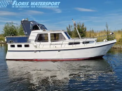 witte motorboot in rustig water