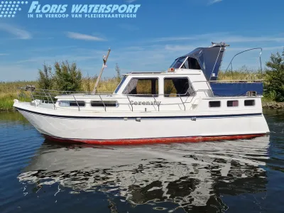wit motorjacht op rustig water