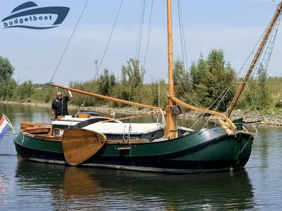 houten zeiljacht op rustig water